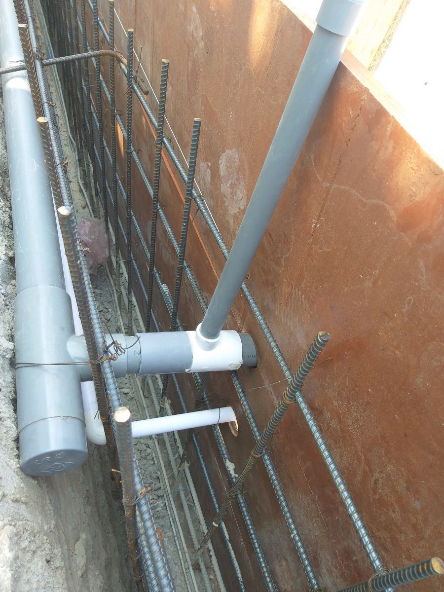 Đi ống nước massage,ống điện để đổ bê tông tạo sự liên kết giữa hai lớp,đảm bảo không thấm qua đường điện và ống nước
