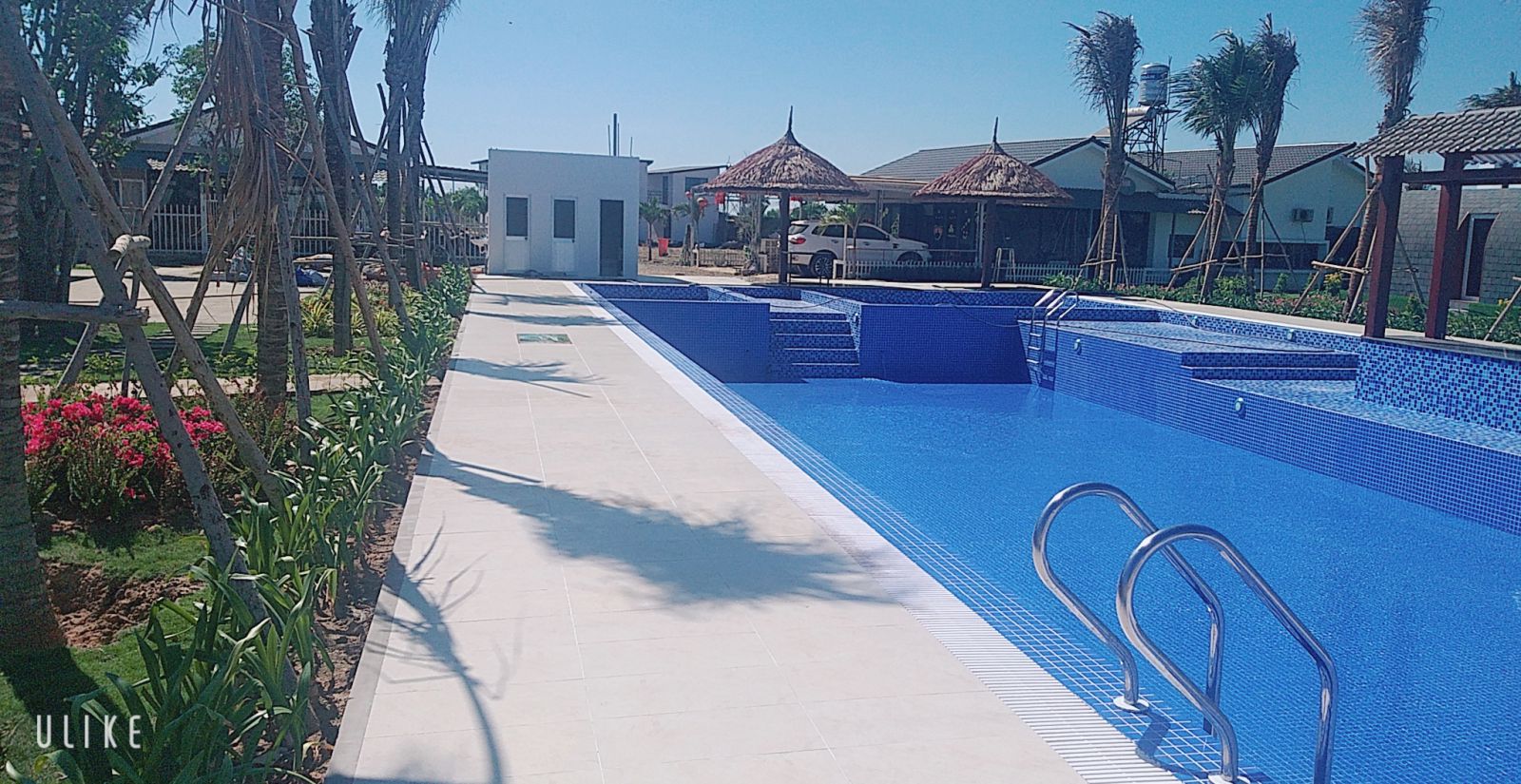 Thi công hồ bơi khu resort hoàn thiện bằng gạch mosaic nhập khẩu